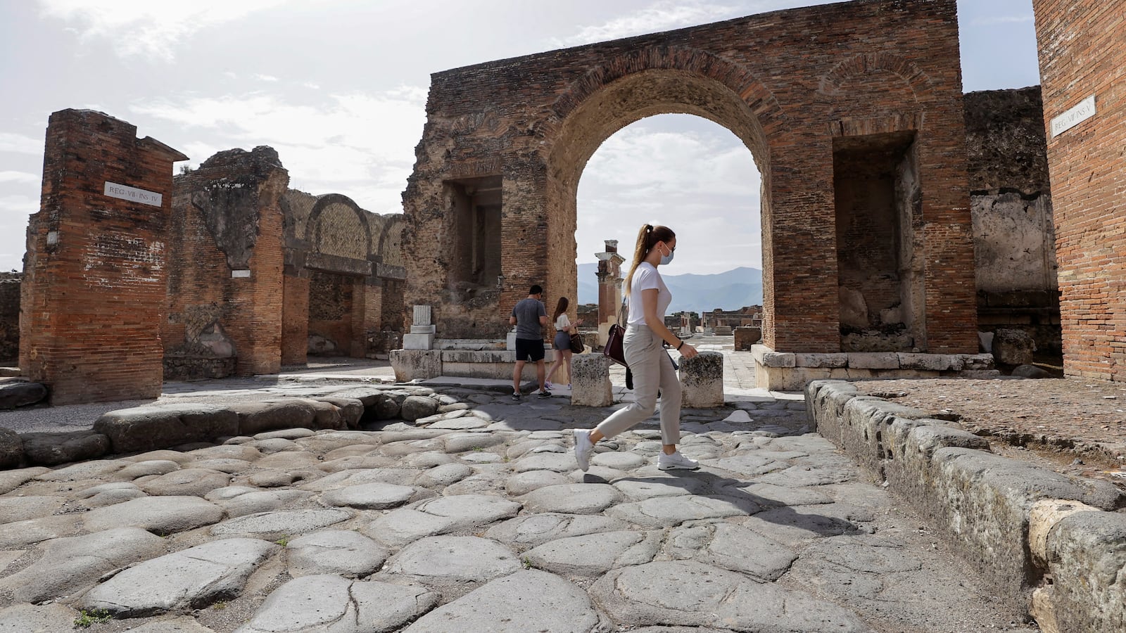 2021-04-27T103855Z_1608011193_RC2A4N9A4BWU_RTRMADP_3_HEALTH-CORONAVIRUS-ITALY-POMPEII_r9sn59