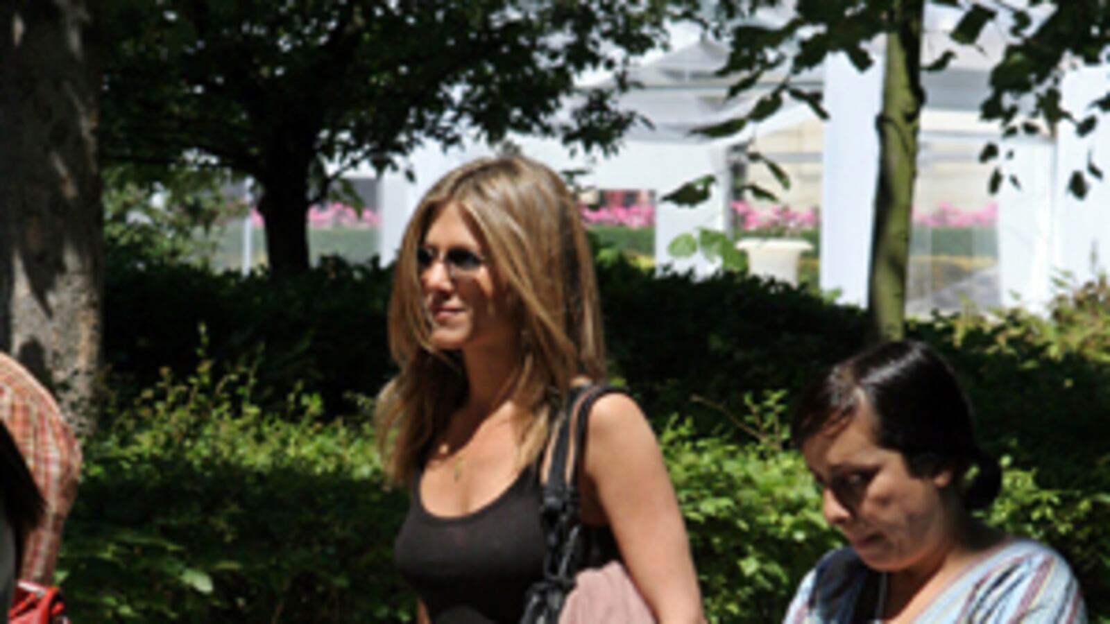 galleries/2010/08/16/women-who-travel/lady-travelers---aniston_eomled