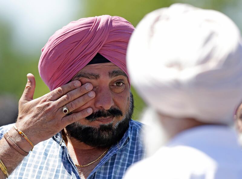 galleries/2012/08/05/shooting-at-sikh-temple-in-oak-creek-wisconsin-photos/sikh-temple-shooting1_bmk2zz