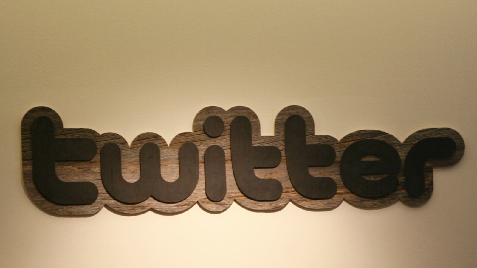 cheats/2012/07/30/twitter-suspends-reporter/twitter-lawsuit-cheat_qhn7rr