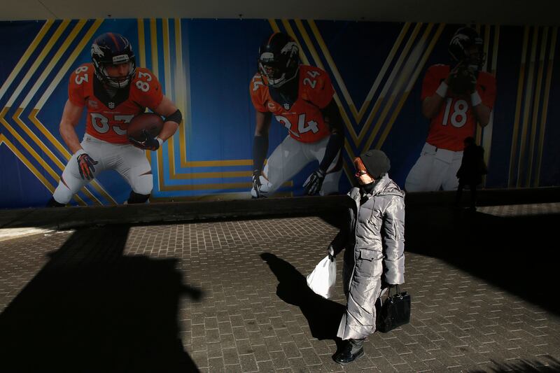 articles/2014/01/30/the-nfl-s-super-bowl-con-hosting-the-big-game-isn-t-an-economic-score-for-cities/140129-zadrozny-superbowl-embed_wzsuan