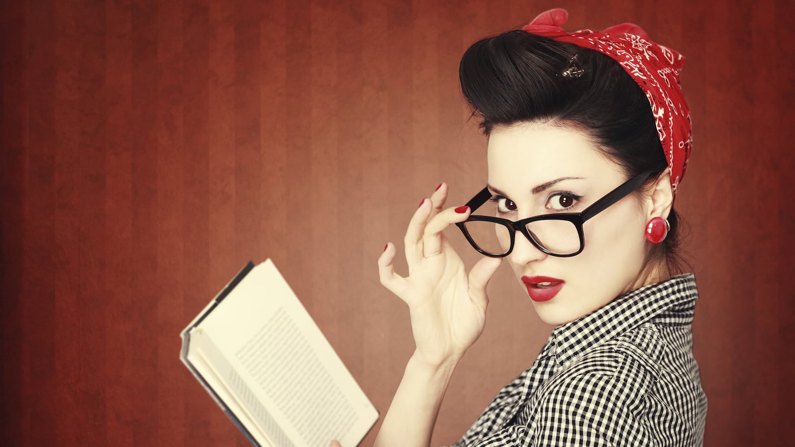 articles/2014/01/01/new-year-s-reading-list-books-to-transform-your-sad-life/131231-masciotra-new-year-tease_btlxvd