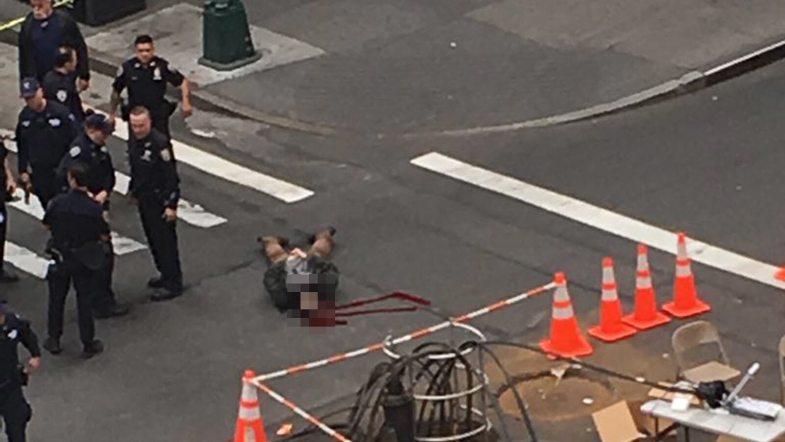 cheats/2016/05/18/nypd-kills-knife-wielding-man/160518-times-square-shooting-cheat_xryfoq