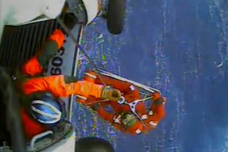 galleries/2012/10/30/hurricane-sandy-heroes-from-coast-guard-rescuers-to-red-cross-volunteers-photos/hurricane-sandy-heroes-coast-guard_er7kgt