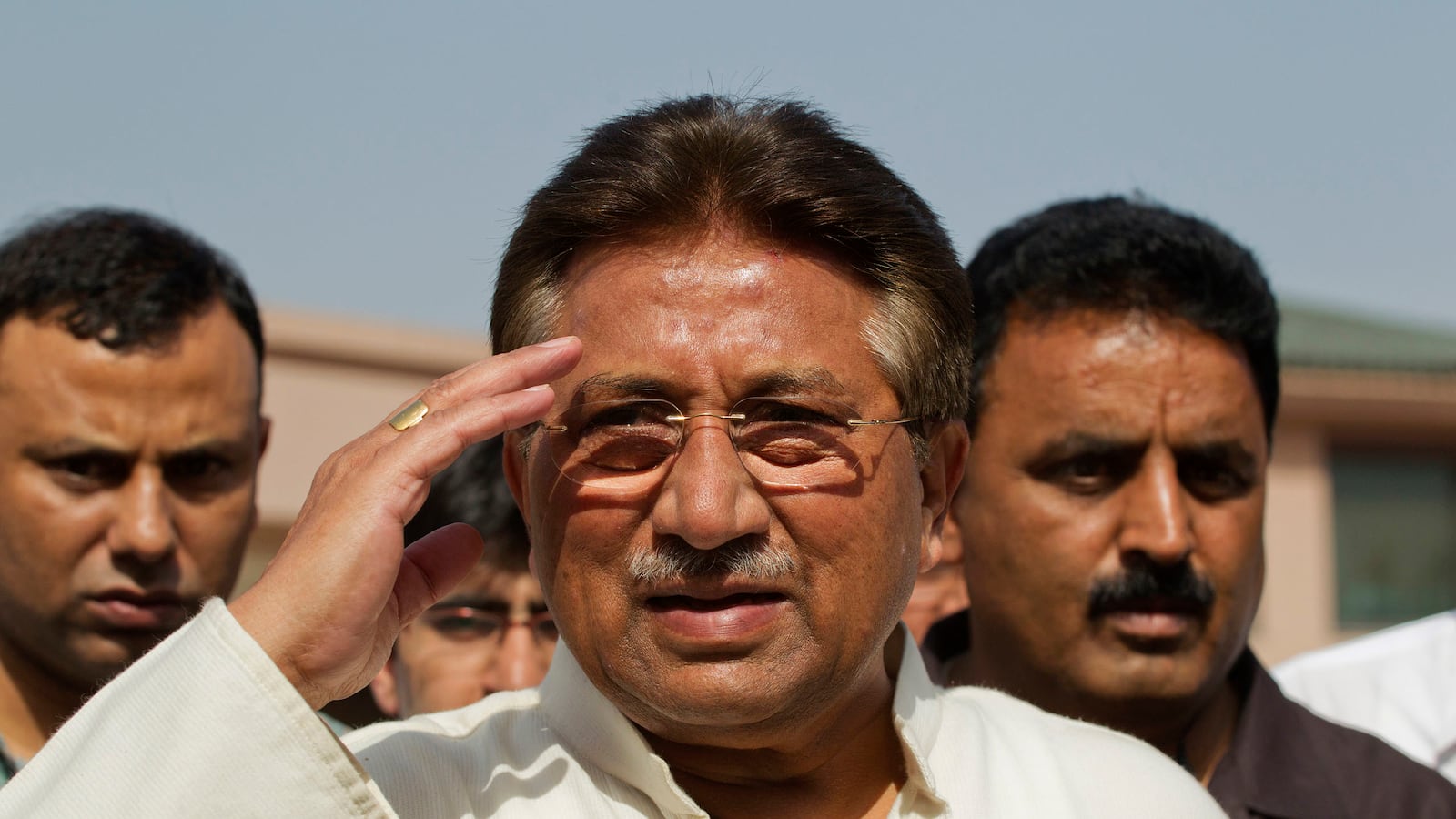 cheats/2014/04/03/musharraf-survives-bombing-attempt/140403-pakistan-cheat_fd72fo