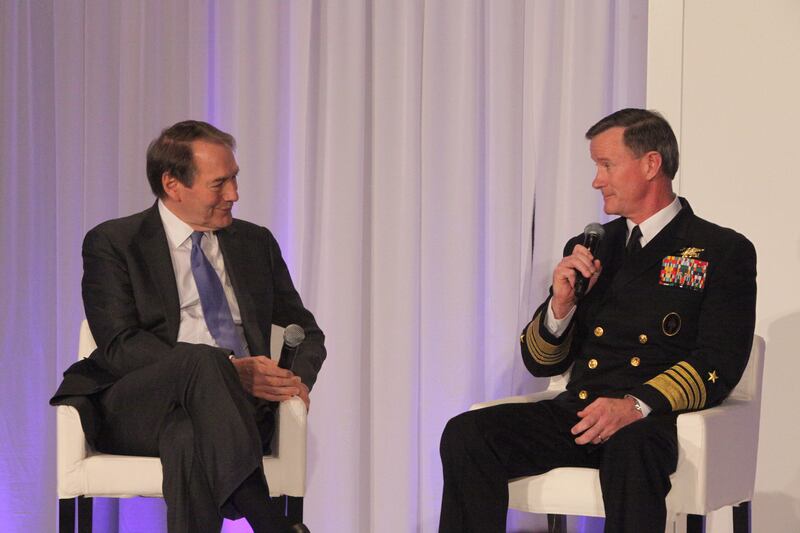 galleries/2012/11/15/william-mcraven-bono-more-from-the-hero-summit-photos/hero-summit-dinner-11_pvaaej