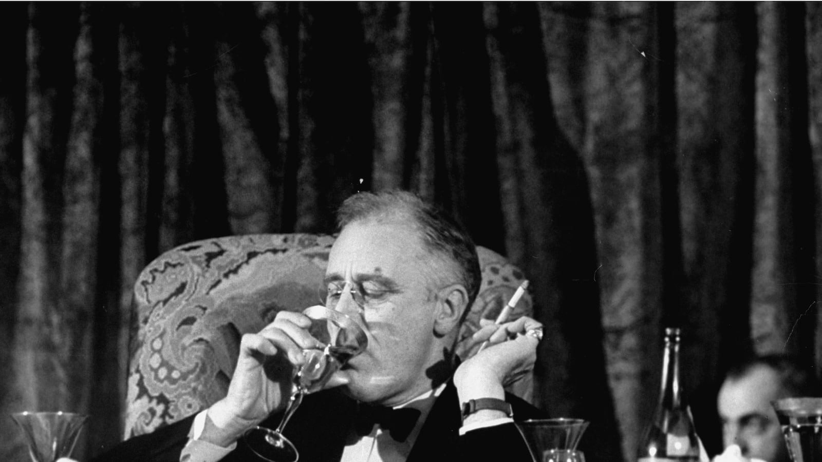 articles/2016/03/26/shaking-up-martinis-and-old-fashioneds-with-fdr/160325-rothbaum-fdr-drinking-tease_opbfwy