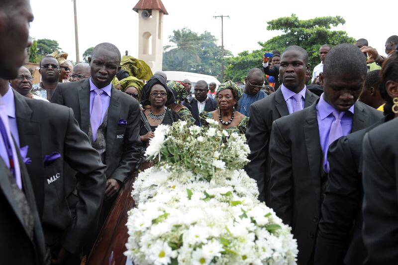 galleries/2013/05/23/laying-to-rest-literary-giant-chinua-achebe/130523-achebe-coffin-flowers_ldqgfy