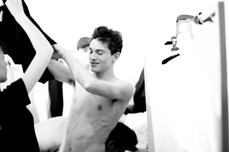 galleries/2012/07/02/men-s-fashion-week-in-paris-spring-2013-backstage-photos/paris-fashion-tachman-mugler-25_x7bsza