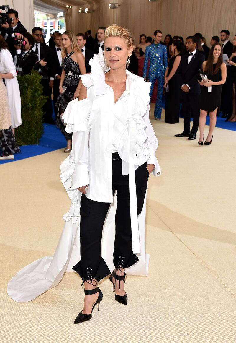 galleries/2017/05/01/how-to-rock-the-met-gala-red-carpet/170501-met-gala-02_twmrh8