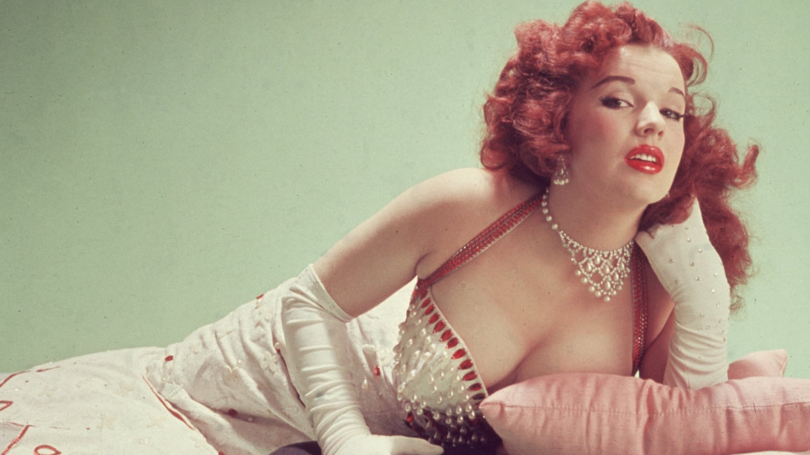 articles/2015/06/20/burlesque-icon-blaze-starr-fades-out-at-age-83/150619-mckie-blaze-starr-tease_u2xd7d