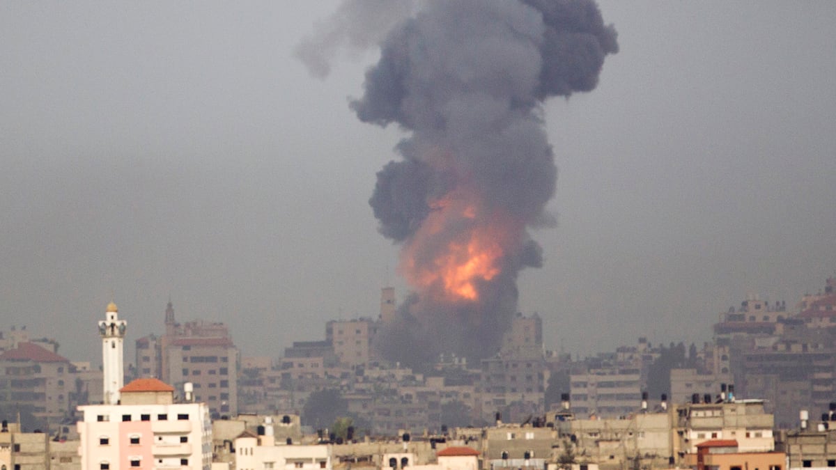 cheats/2012/11/17/180-airstrikes-hit-gaza-on-saturday/airstrikes-gaza-israel-cheat_jg7csq