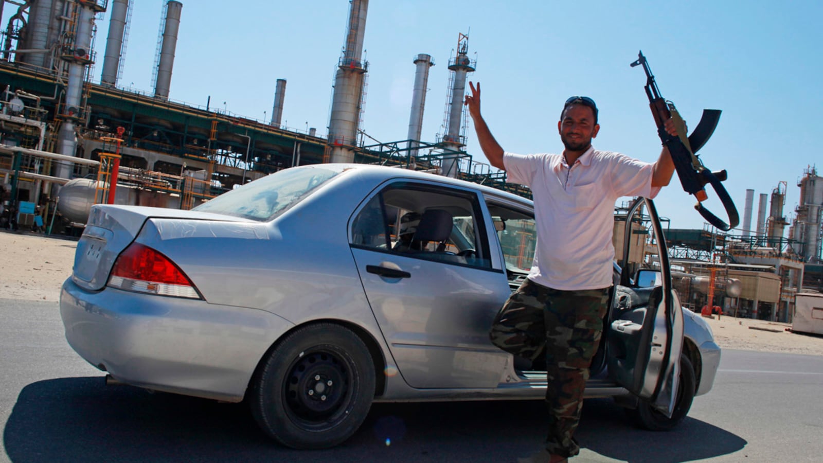 cheats/2011/08/18/libya-rebels-take-key-oil-refinery/libya-rebels-oil-refinery-cheat_cmzifv