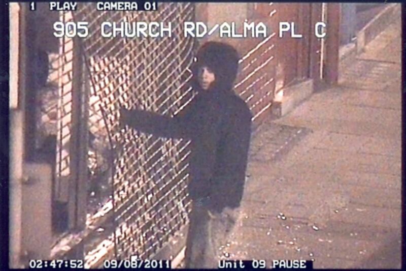 articles/2011/08/12/london-riots-police-use-social-media-to-track-rioters/identifying-rioters-dzieza_dexnbv