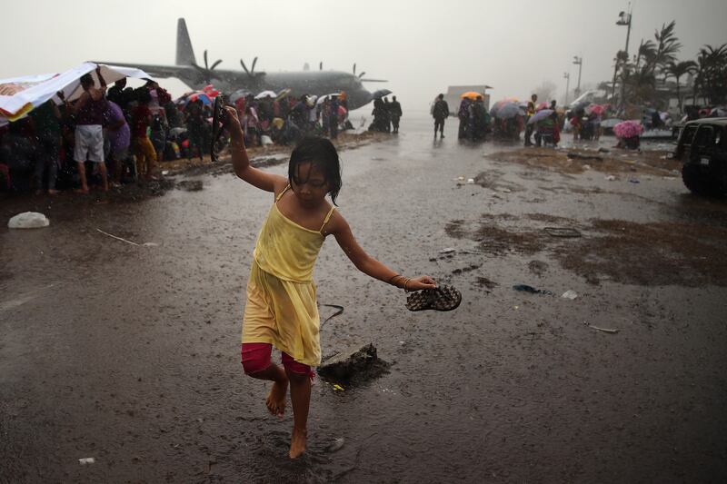 galleries/2013/11/14/aid-arrives-for-typhoon-ravaged-philippines-photos/philippine-aid-gal-16_spbptc