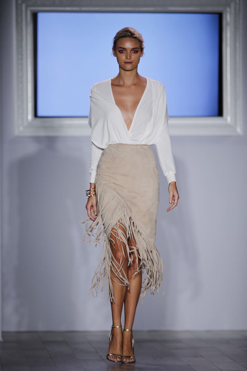 articles/2015/09/15/serena-williams-serves-game-winning-aces-at-ne-w-york-fashion-week/150915-goff-serena-williams-embed2_acihle