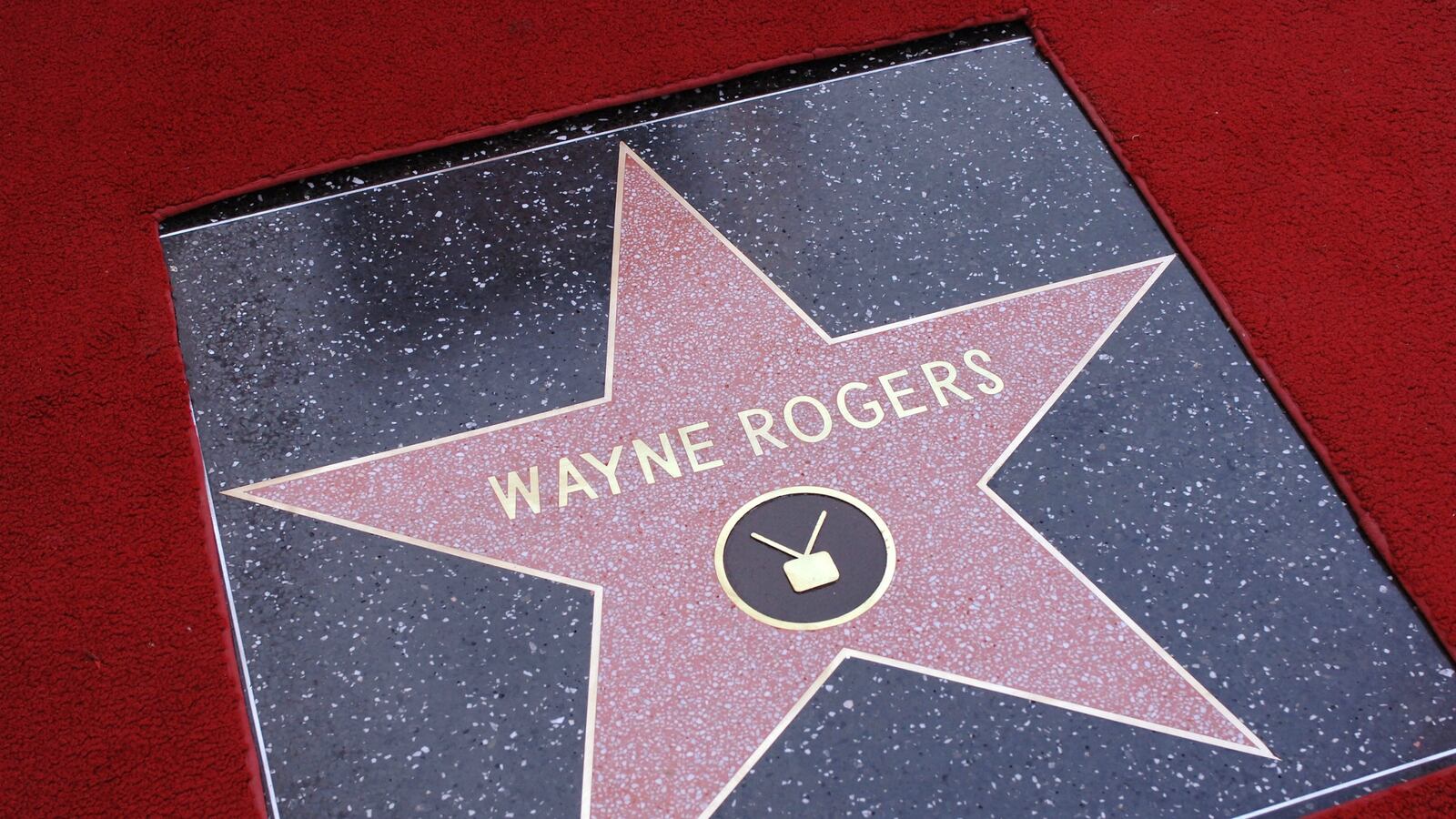 cheats/2016/01/01/m-a-s-h-actor-wayne-rogers-dies/160101-WayneRogers-cheat_liuir0