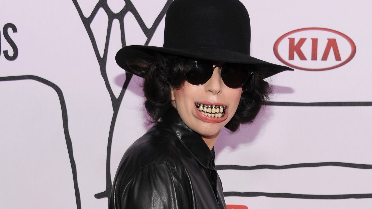 articles/2013/11/05/lady-gaga-s-artpop-is-now-streaming-michelle-pfeiffer-was-in-a-cult/Lady-Gaga-at-Youtube-Music-Awards-she-is-so-weird-tease_vzt3pk