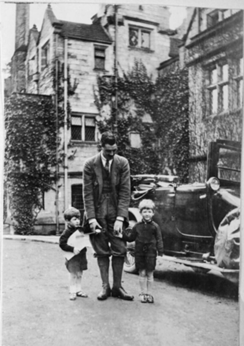 galleries/2009/06/01/the-original-gossip-girl/idina-sackville-2_kj4uyv