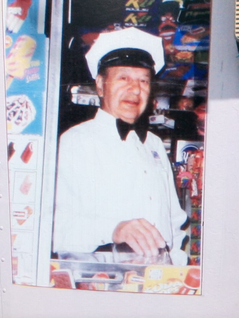 articles/2014/10/13/how-brooklyn-s-first-ice-cream-girl-fought-city-hall-and-won/141012-daly-icecream-embed-2_nyuhpn