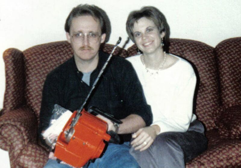 galleries/2011/02/10/awkward-valentine-s-photos/awkward-vday---chains-of-love_lran09