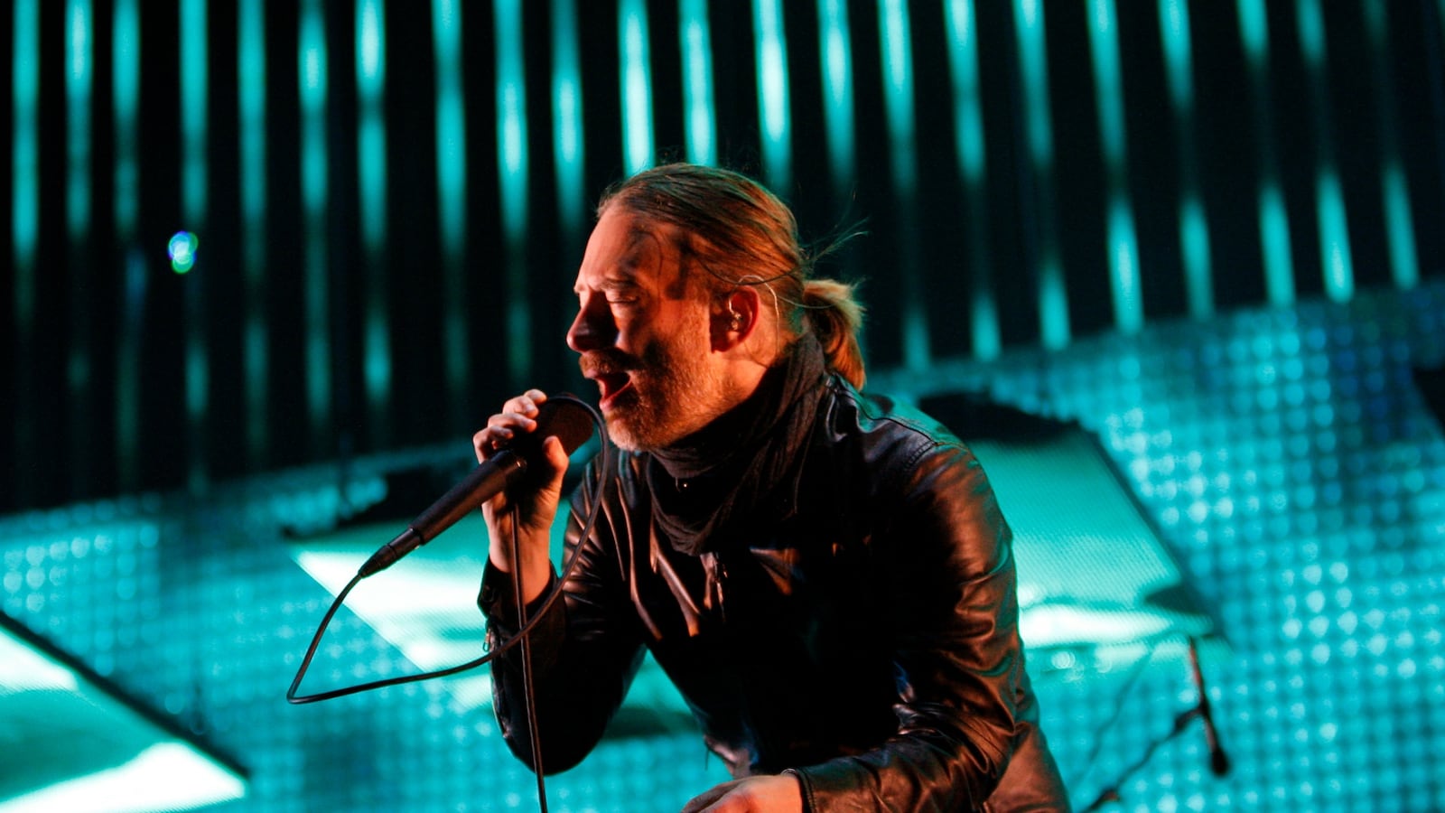 cheats/2015/12/01/thom-yorke-google-and-youtube-are-like-nazis/151201-thom-yorke-cheat_f7phrs