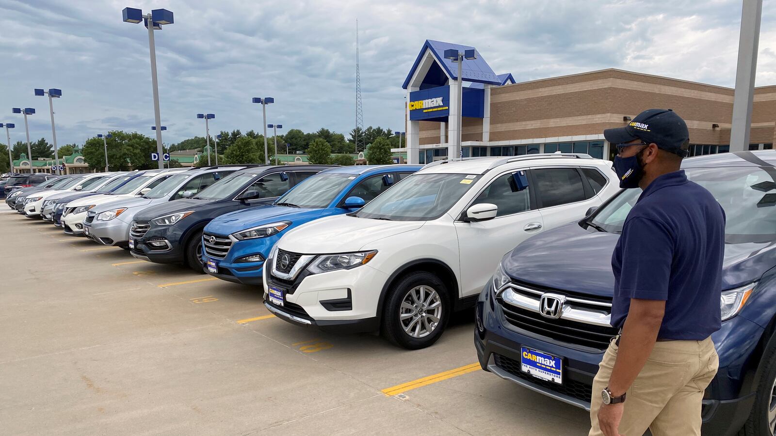 2020-08-03T114942Z_551928117_RC2B6I9PELFC_RTRMADP_3_USA-AUTOS-ONLINE-SALES_qjcyud