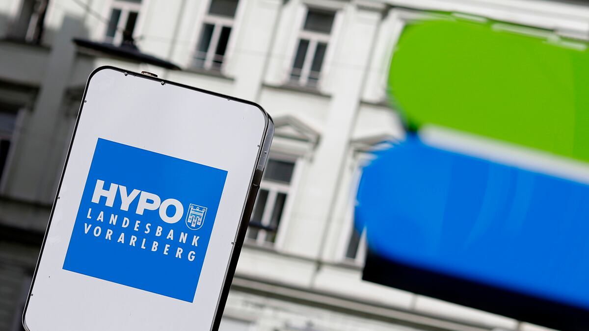 cheats/2016/04/07/banking-ceo-resigns-over-panama-papers/160407-panama-papers-hypo-landesbank-vorarlberg-cheat_xfdjwg