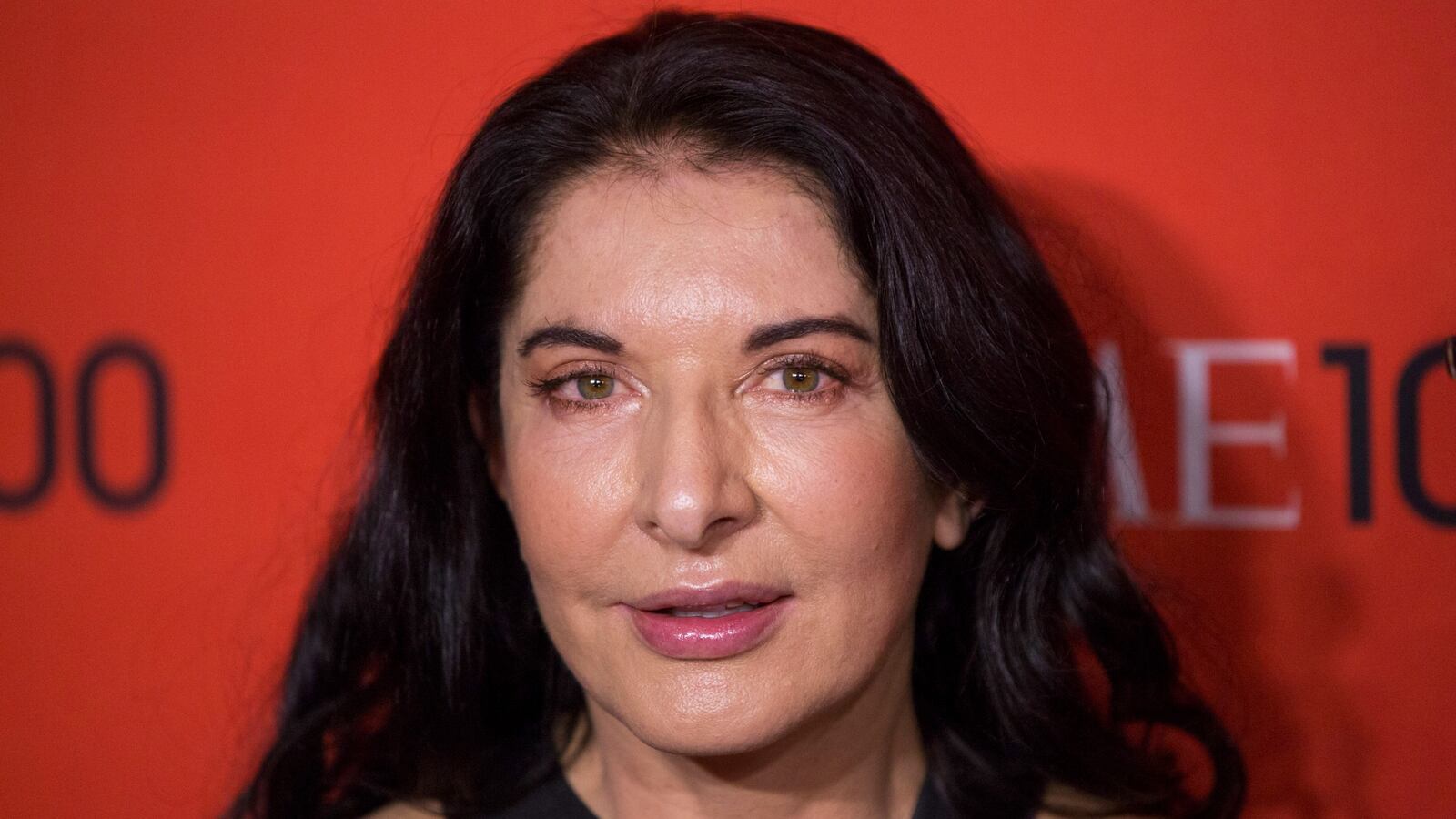 180923-marina-abramovic-attacked-painting-cheat_mobehv