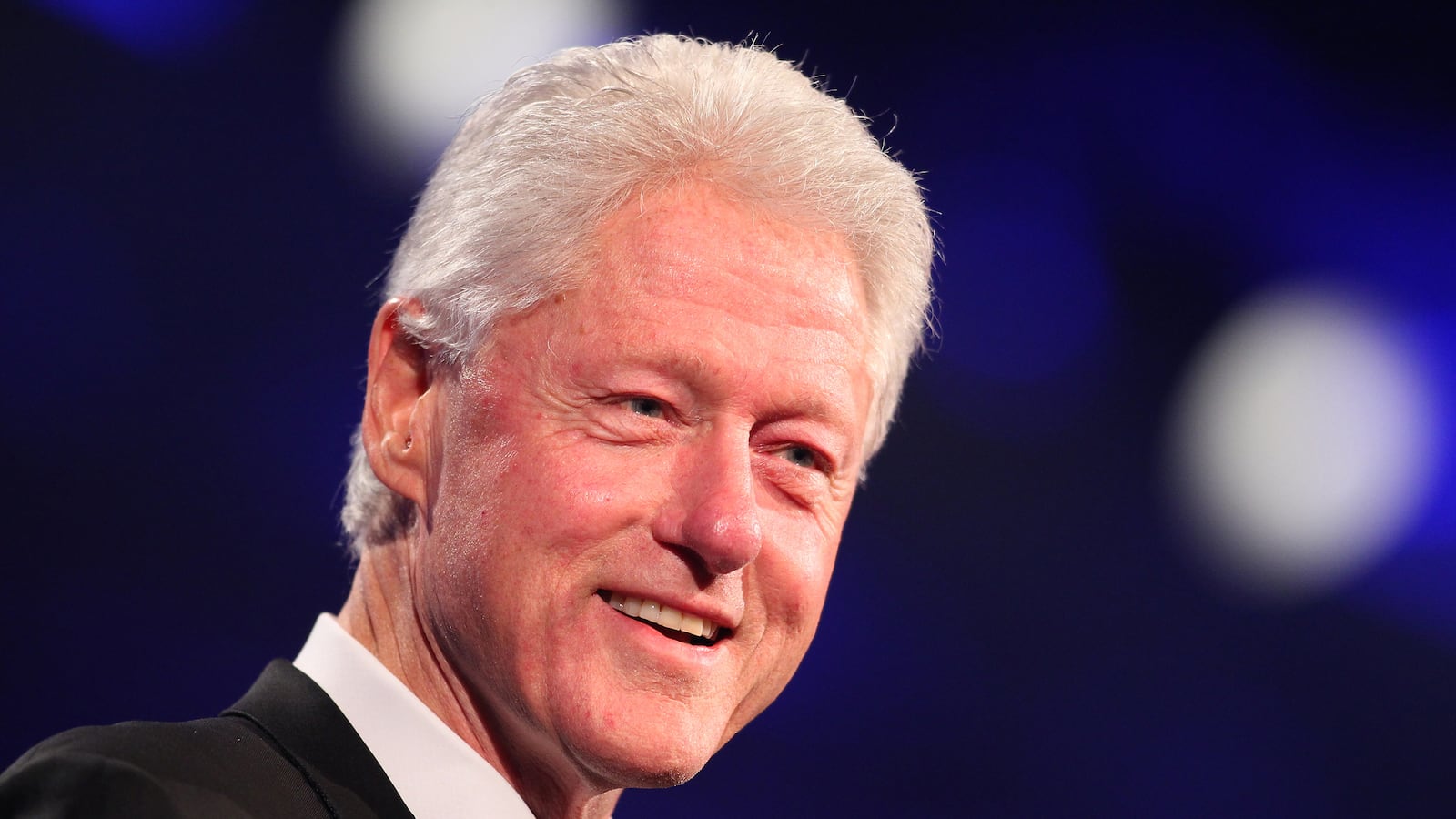 articles/2014/01/29/clinton-talks-cologne-and-world-inequality-at-fragrance-foundation-event/140129-binlot-clinton-tease_jstggx