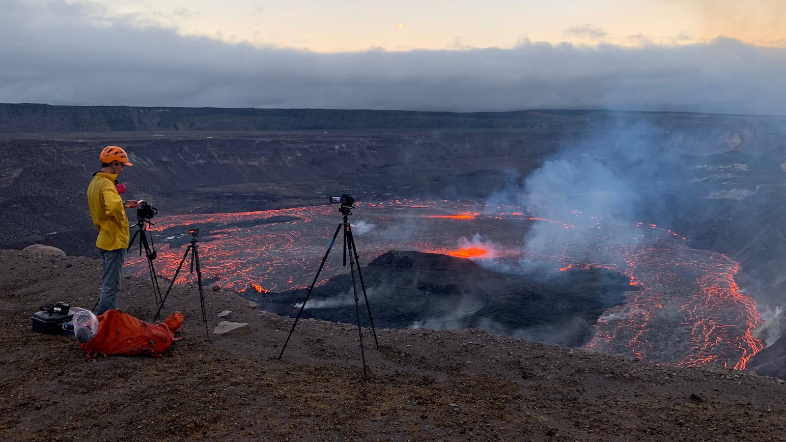 2023-01-06T043527Z_638578005_RC2SKY9E55NI_RTRMADP_3_HAWAII-VOLCANO_hrmrhx