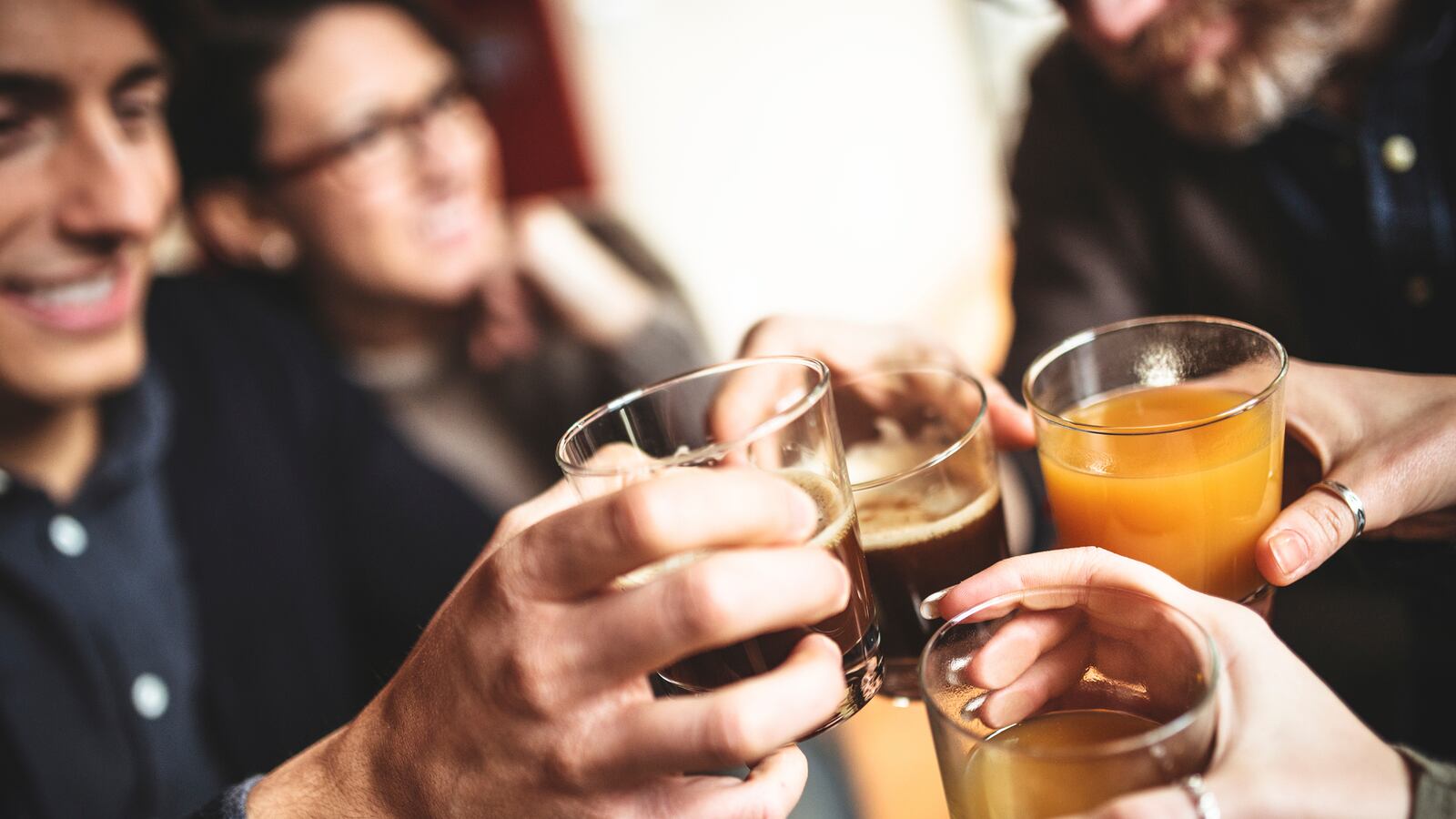 articles/2015/11/08/goodbye-speakeasies-the-dive-bar-is-back/151107-goldfarb-perfect-bar-tease_gtoqzr