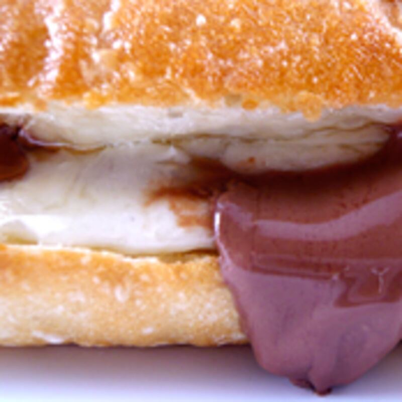 articles/2010/10/04/my-social-chef-chocolate-and-cheese-sandwich/husenaj-sandwich_131328_xpdjht