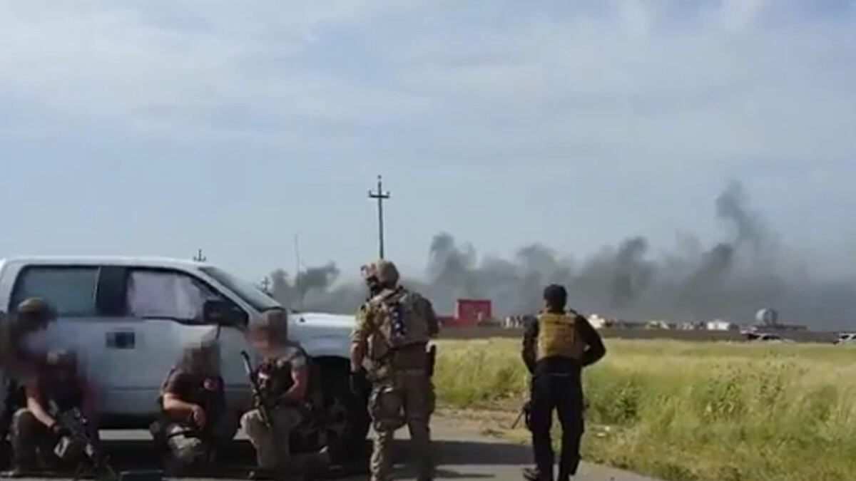 cheats/2016/05/05/video-hero-seal-s-last-battle-with-isis/160505-iraq-gunfight-cheat_yup52d