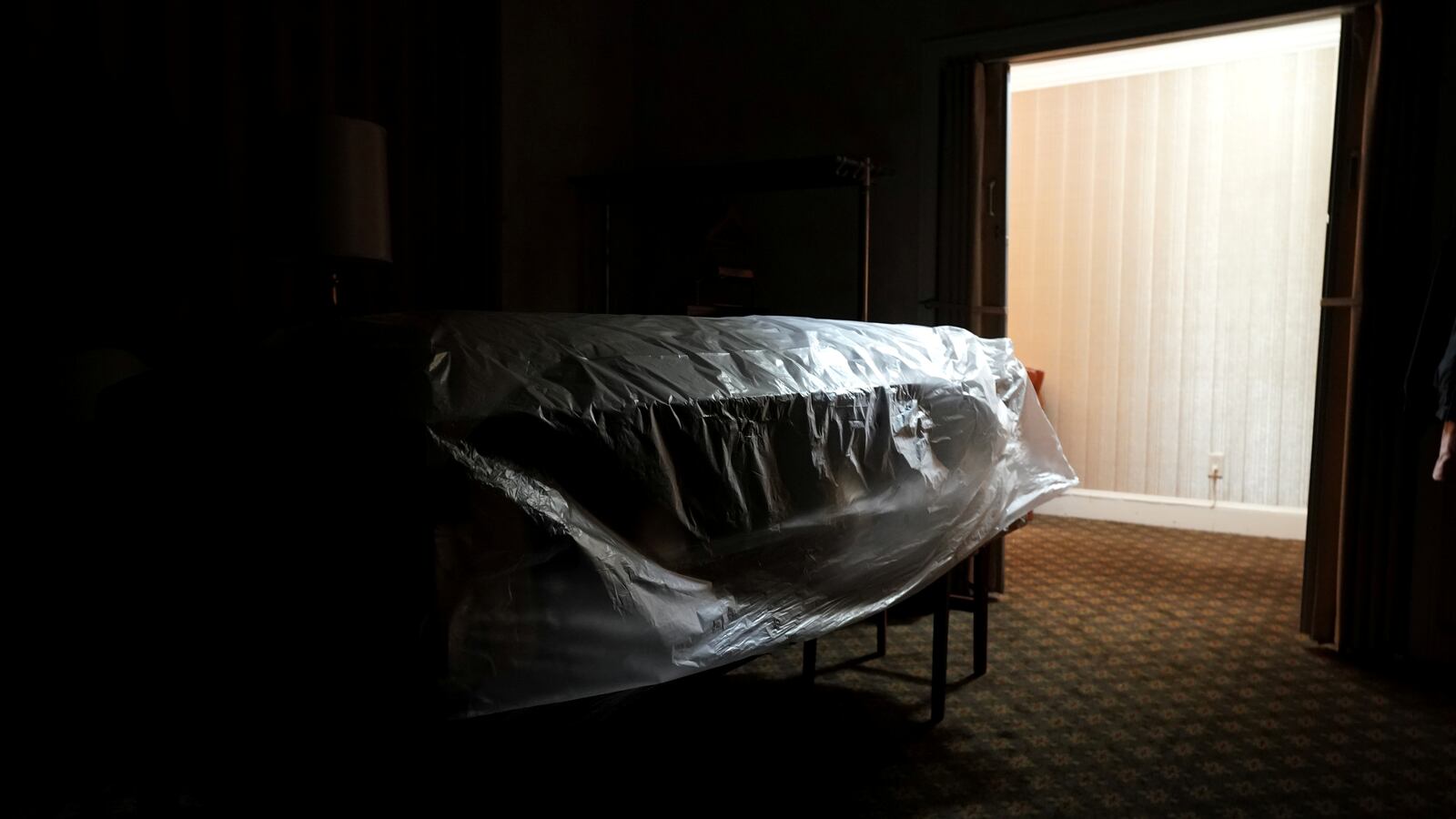 2020-04-27T024038Z_134028407_RC2QCG9KV2CZ_RTRMADP_3_HEALTH-CORONAVIRUS-USA_e0rcni