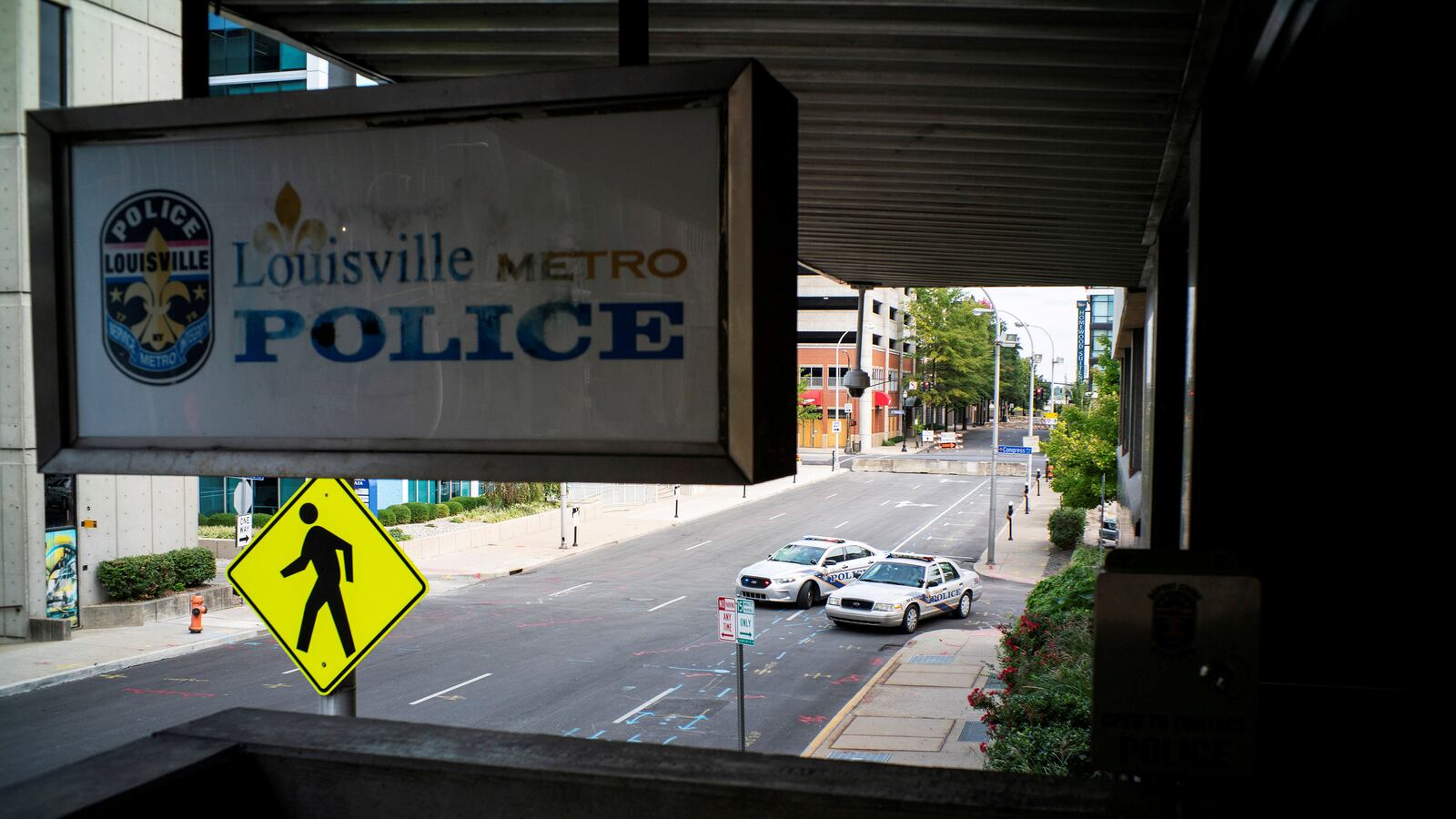2020-09-26T193707Z_604079032_RC2F6J9DZBN7_RTRMADP_3_GLOBAL-RACE-USA-LOUISVILLE_b7nuiy