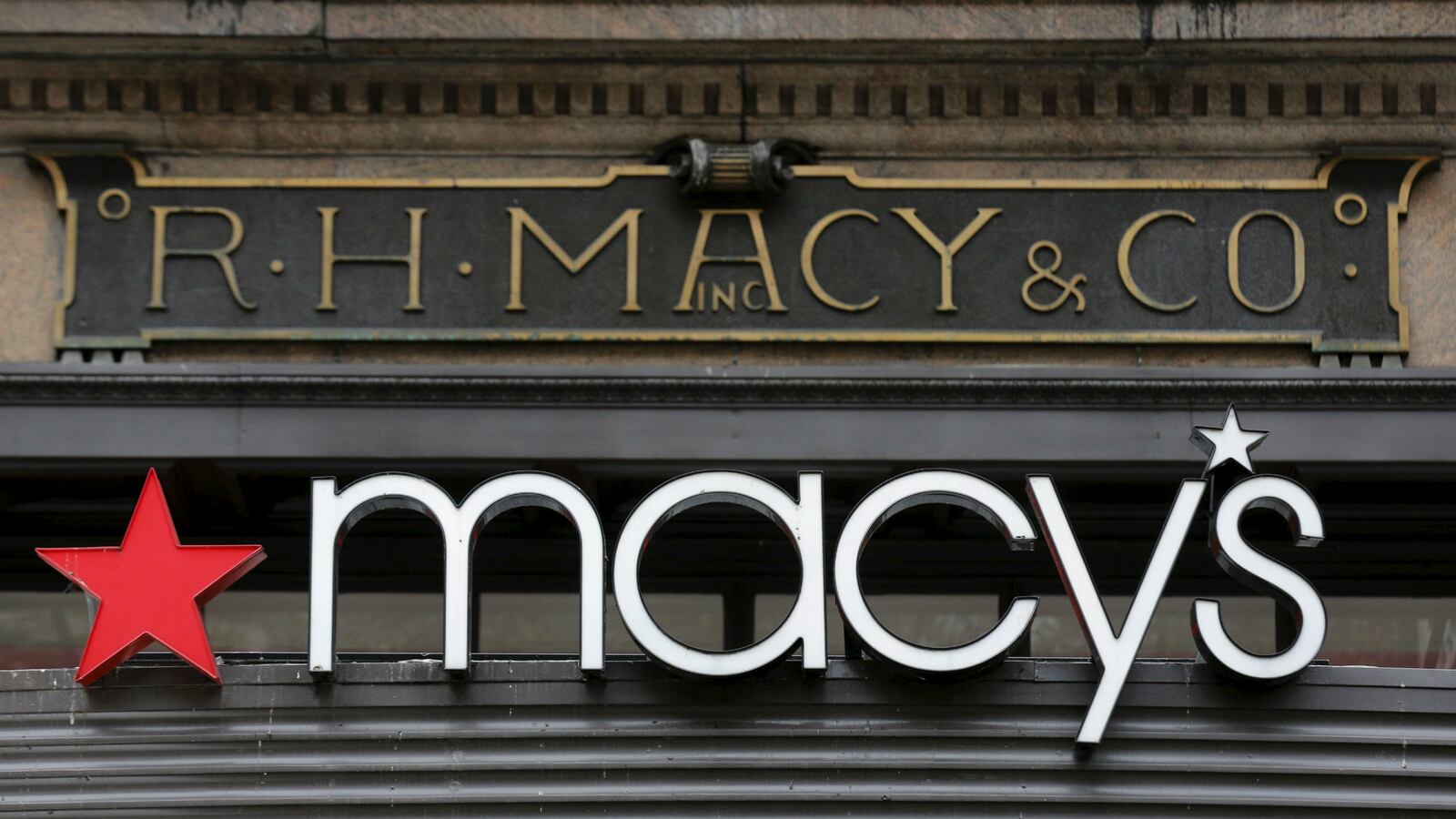 cheats/2015/11/26/black-lives-matter-protesters-in-macy-s/151126-macys-black-lives-matter-protest-cheat_mkldjh