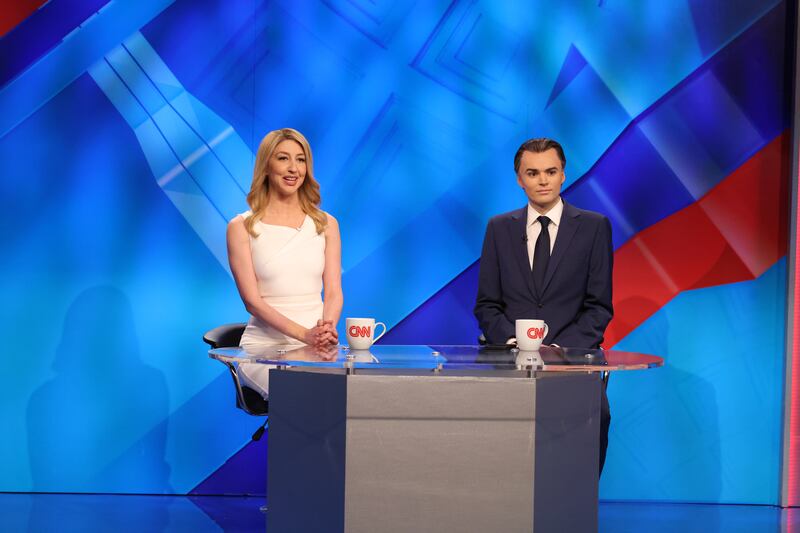 Heidi Gardner as Dana Bash and Michael Longfellow as Gov. Gavin Newsom during the "Inside Politics" Cold Open in Season 49.