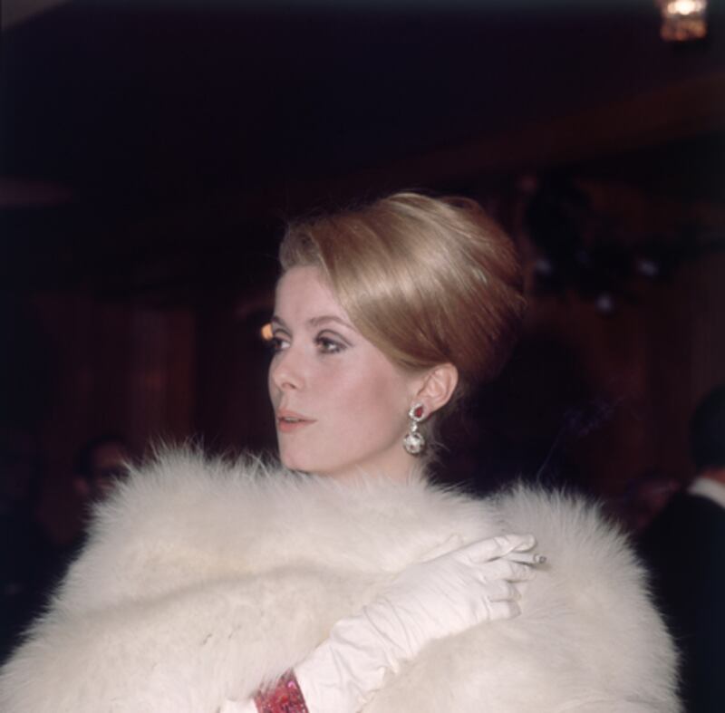 galleries/2010/06/21/smoking-femmes/french-smoking---deneuve_guwiqu
