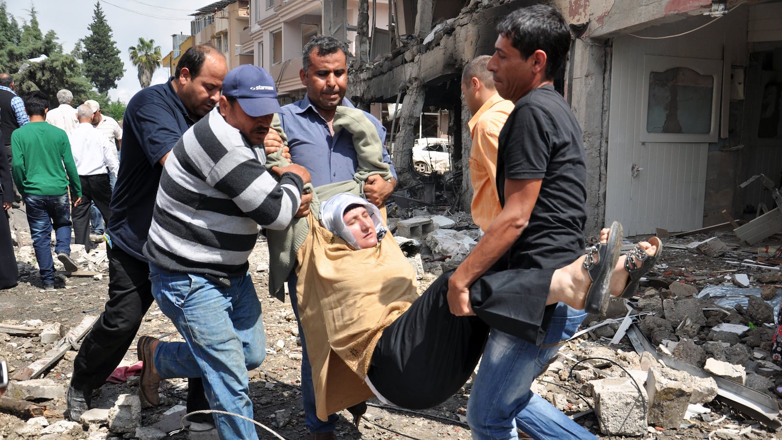 articles/2013/05/11/car-bomb-explosions-rock-turkey/130511-giglio-turkey-explosion-tease_dhzqhz