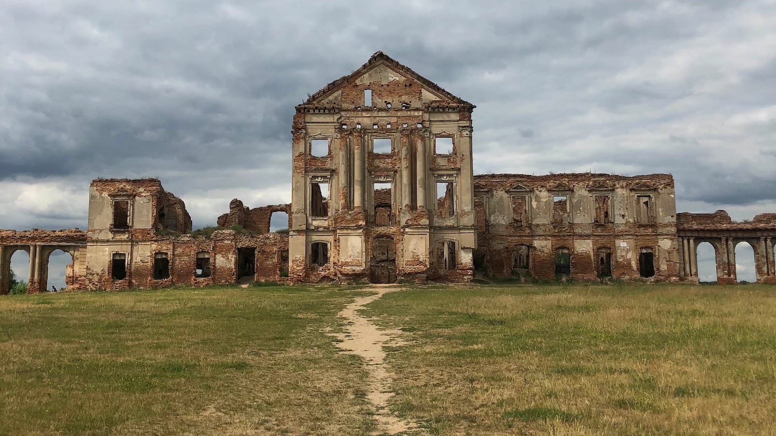 190316-oconnor-Versailles-of-Belarus-tease_vywlok