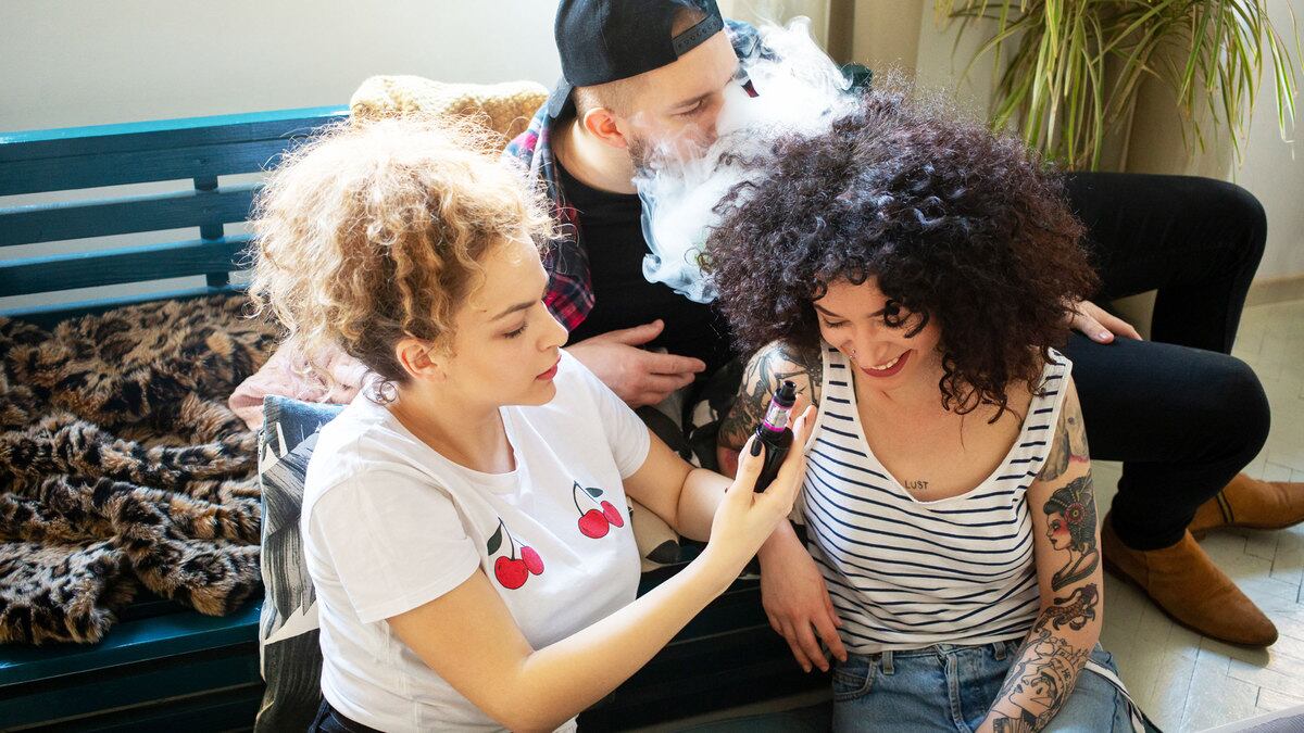 210407-Conversation-vape-sellers-tease_pz18kl