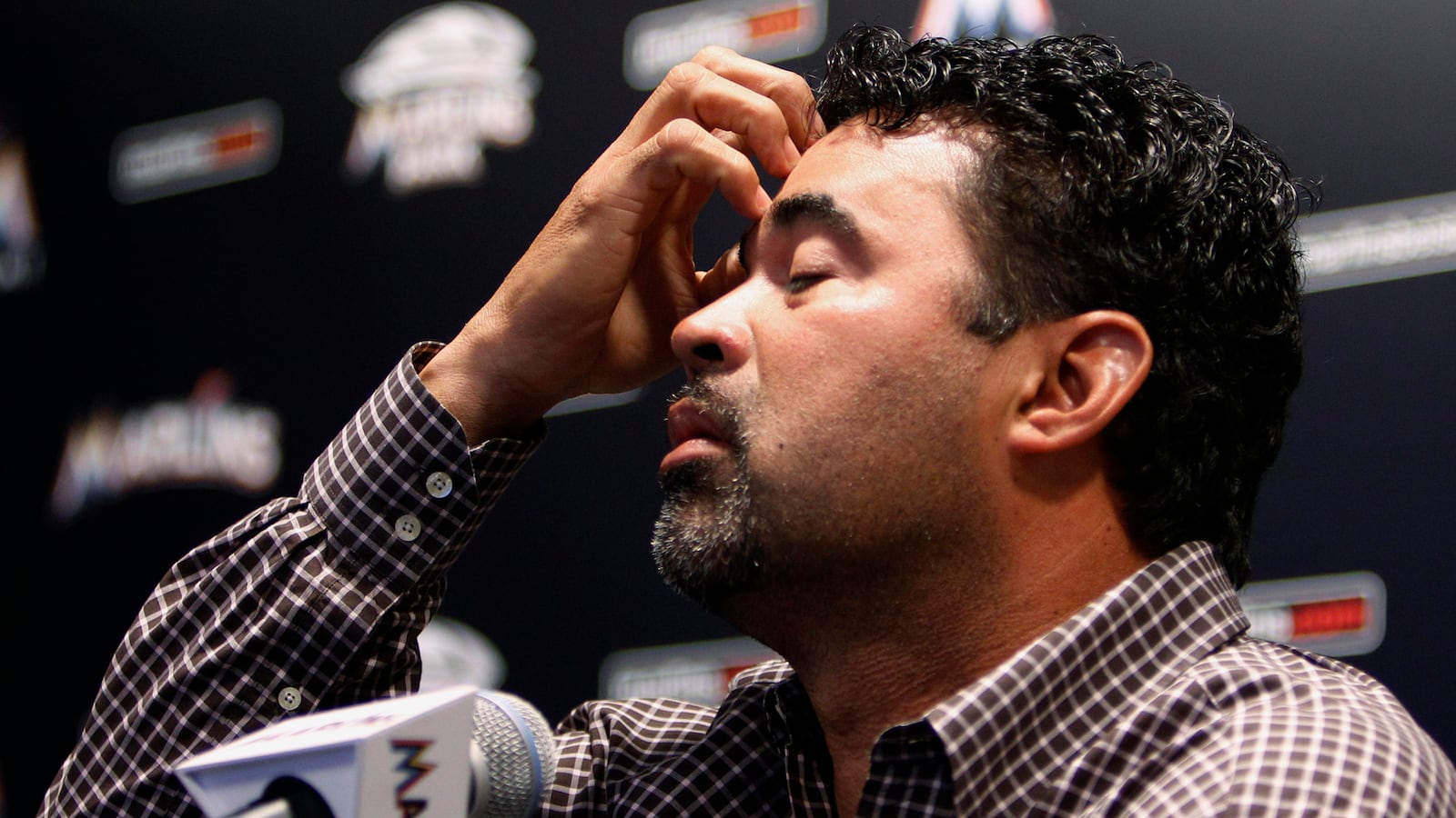 cheats/2012/04/10/guillen-suspended-for-five-games/guillen-marlins-castro-cheat_o99soy