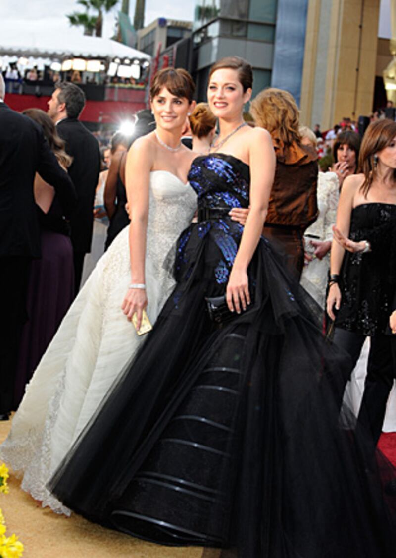 galleries/2009/12/24/the-year-in-red-carpet/year-in-red-carpet---cruz-cotillard_yf5a9r