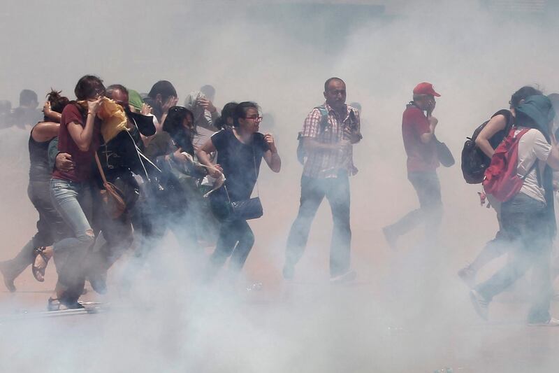 galleries/2013/05/31/occupy-istanbul-errupts-in-violence-photos/130531-taksim1_tilan7