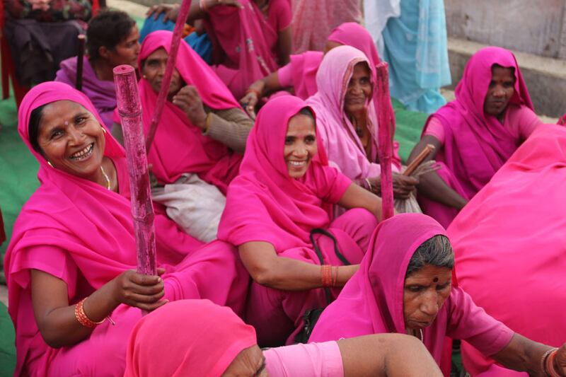 galleries/2011/02/25/india-s-pink-vigilantes/pink-gang-1_xxqbas