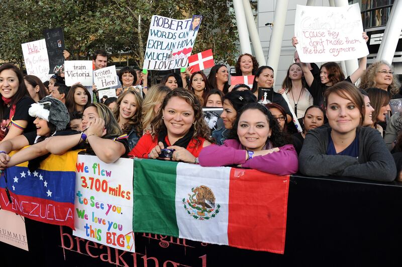 galleries/2011/11/14/twilight-premiere-photos/twilight-premiere-fans1_t8gp7y