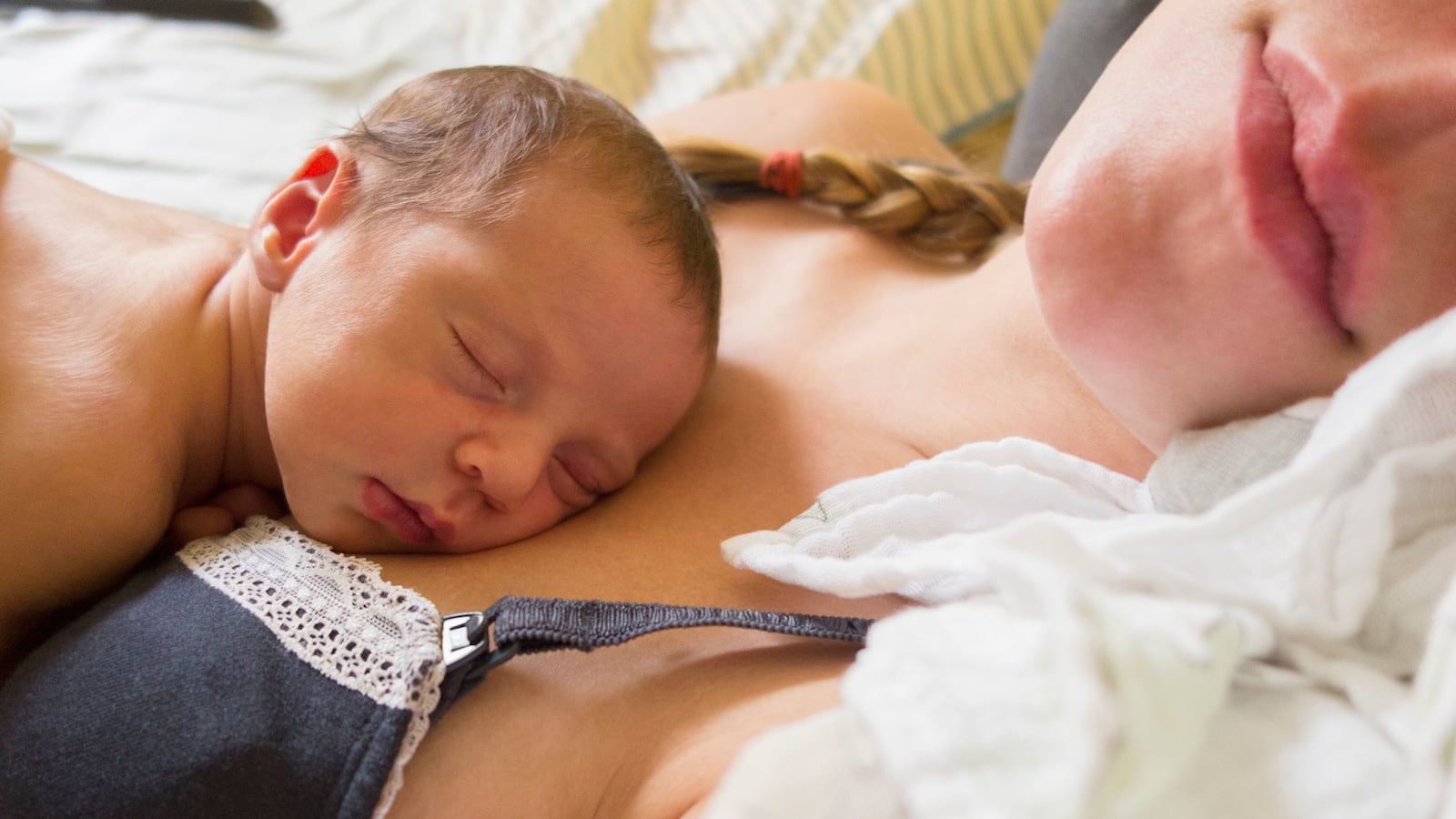 articles/2015/08/01/doctors-are-failing-new-moms/150731-saunders-mothers-tease_usu4aj