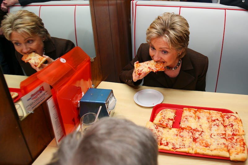 galleries/2011/09/20/herman-cain-sarah-palin-and-more-politicians-eating-pizza-photos/pols-pizza-hillary_ia1p8s