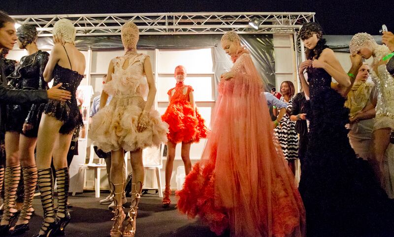 galleries/2011/10/06/backstage-paris-fashion-week-photos/backstage-paris-fashion-week-26_hbcdxm